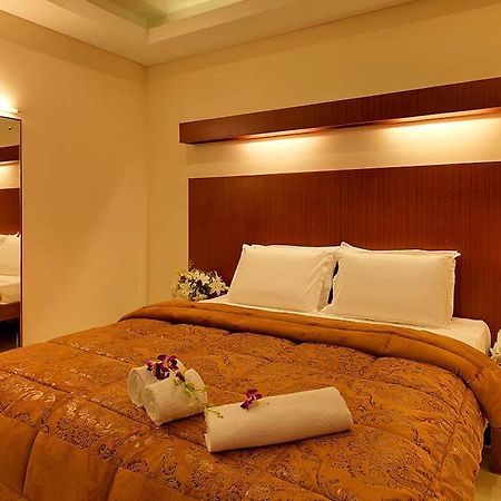 Dhanunjayas Luxury Hotel Hosūr Esterno foto